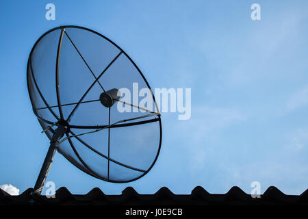 Sat Schüssel mit Kabel-Tv für den privaten Gebrauch auf dem Dach Stockfoto