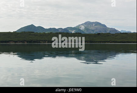 Kurilen See ist Caldera und Kratersee im östlichen vulkanischen Zone von Kamtschatka Stockfoto