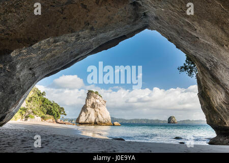 Blick vom Höhle Cathedral Cave, Cathedral Cove, Mercury Bay, Coromandel Halbinsel, North Island, Neuseeland Stockfoto