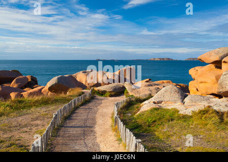 Rosa Granit Küste der Bretagne in der Nähe von Ploumanach, Frankreich Stockfoto