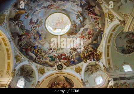 Eines der wichtigsten kulturellen Sehenswürdigkeiten von Volders ist die Kirche St. Karl, auch genannt die Klosterkirche Sankt Karl Borromäus gewidmet. Stockfoto