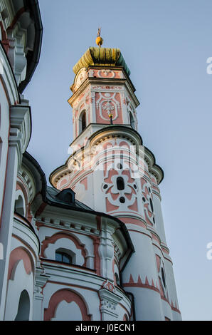 Eines der wichtigsten kulturellen Sehenswürdigkeiten von Volders ist die Kirche St. Karl, auch genannt die Klosterkirche Sankt Karl Borromäus gewidmet. Stockfoto