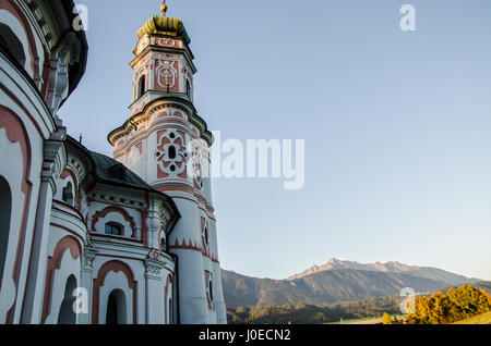 Eines der wichtigsten kulturellen Sehenswürdigkeiten von Volders ist die Kirche St. Karl, auch genannt die Klosterkirche Sankt Karl Borromäus gewidmet. Stockfoto