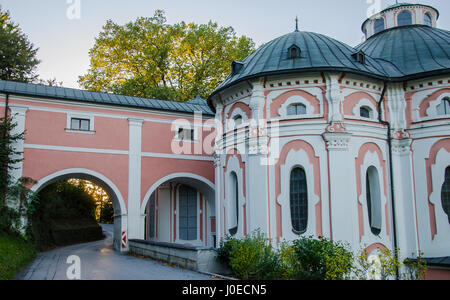 Eines der wichtigsten kulturellen Sehenswürdigkeiten von Volders ist die Kirche St. Karl, auch genannt die Klosterkirche Sankt Karl Borromäus gewidmet. Stockfoto