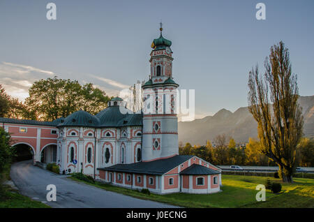 Eines der wichtigsten kulturellen Sehenswürdigkeiten von Volders ist die Kirche St. Karl, auch genannt die Klosterkirche Sankt Karl Borromäus gewidmet. Stockfoto