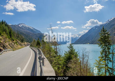 Fahrt entlang der Achensee oft als die "Fjord der Alpen" - schön zu jeder Zeit des Jahres. Stockfoto