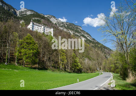 Schloss Tratzberg in Stans, ein Juwel unter den Schlössern in Österreich, wurde im Jahr 1500 erbaut, hoch über dem Inntal. Stockfoto