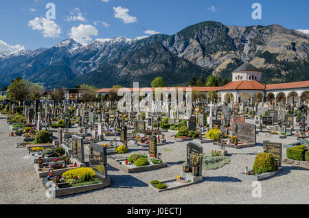 Die historische Stadt Hall in Tirol hat ein reiches Erbe Prägung. Hier die Halle Friedhof mit der Karwendel-Gebirge in den Rücken Stockfoto