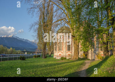 Eines der wichtigsten kulturellen Sehenswürdigkeiten von Volders ist die Kirche St. Karl, auch genannt die Klosterkirche Sankt Karl Borromäus gewidmet. Stockfoto