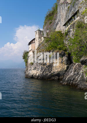 Einsiedelei von Santa Caterina del Sasso (Eremo di Santa Caterina del Sasso) ist eine römisch-katholische Kloster gebaut auf einem felsigen Grat am östlichen Ufer des Stockfoto