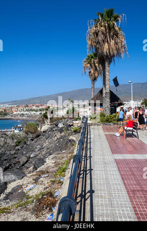 COSTA ADEJE, Teneriffa, Spanien-ca. Januar 2016: Europäische Senioren Spaziergang auf der Promenade mit Blick auf den Atlantischen Ozean. Torviscas und Fanabe sind c Stockfoto