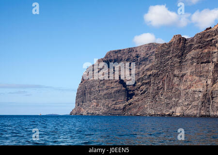 Blick von den Atlantischen Ozean vor der riesigen rauen Klippen, Acantilados de Los Gigantes. Teneriffa Insel, Kanarischen, Spanien, Europa Stockfoto