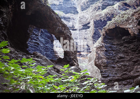 Cliff einer bizarren Form ist am Ende der Wanderweg vom Dorf Masca zur Atlantik-Küste. Teneriffa, Kanarische, Spanien Stockfoto