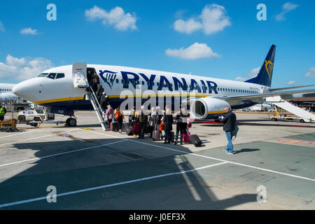 Die Fluggäste von Ryanair Flugzeug Stockfoto