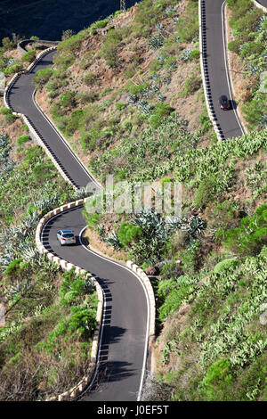 Fahrzeuge fahren auf TF-436 Zick-Zack Bergstraße befindet sich in der Macizo de Teno-Gebirge, Insel Teneriffa, Kanarische, Spanien. In Masca beginnt und endet Stockfoto