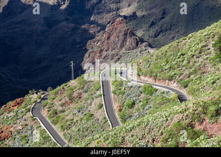 Autos fahren auf TF-436 Bergstraße Zick-Zack-Macizo de Teno-Gebirge, Insel Teneriffa, Kanarische, Spanien. In Masca beginnt und endet in Santiago de Chile Stockfoto