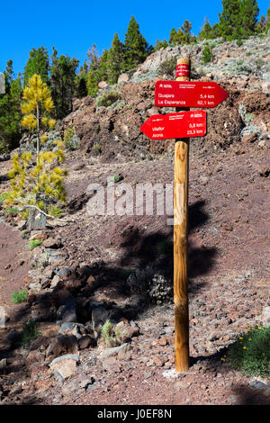 Rotes Schild ist auf dem Wanderweg mit Richtungen von La Esperanza und Vilaflor Dorf. Teneriffa, Kanaren, Spanien Stockfoto