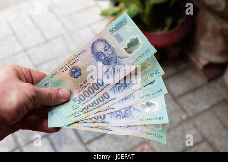 Ho Chi Minh City (Saigon), Vietnam - 7. März 2017: 500.000 Vietnam Dong Banknoten. 500.000 vnd Entspricht 22 usd. Stockfoto