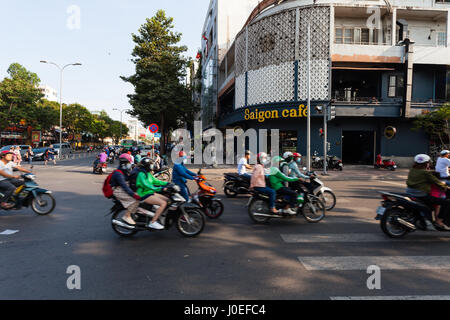 Ho-Chi-Minh-Stadt (Saigon), Vietnam - 7. März 2017: Schwerlastverkehr auf der Straße. Scooter ist beliebteste Transportmittel in Vietnam. Stockfoto
