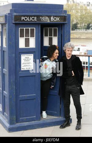 Peter Capaldi, stellen im Kostüm als Doctor Who und Pearl Mackie als seinen neuen Begleiter Bill Potts, mit einer Replik der TARDIS, neben einem 3D alien Pflaster Landschaftsmalerei (nicht im Bild), um die neue TV-Serie auf der Southbank in London feiern. Stockfoto