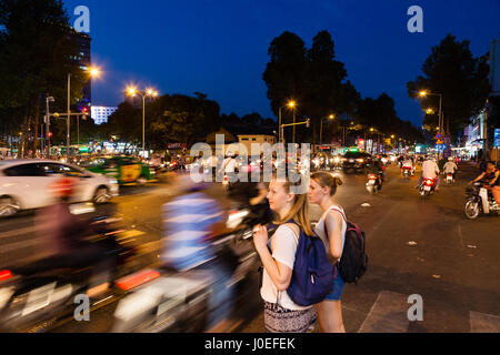 Ho-Chi-Minh-Stadt (Saigon), Vietnam - 7. März 2017: Schwerlastverkehr auf der Straße, für Touristen ist nicht einfach, die Straße zu überqueren, auch auf grünes Licht. Stockfoto