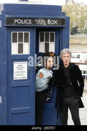 Peter Capaldi, stellen im Kostüm als Doctor Who und Pearl Mackie als seinen neuen Begleiter Bill Potts, mit einer Replik der TARDIS, neben einem 3D alien Pflaster Landschaftsmalerei (nicht im Bild), um die neue TV-Serie auf der Southbank in London feiern. Stockfoto