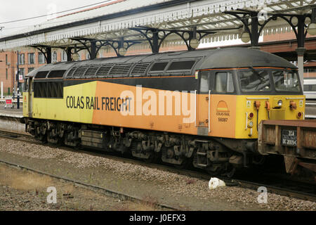 Colas Rail Freight Klasse 56 Diesel Lok Nr. 56087 am Bahnhof York, UK mit Engineers Zug. Stockfoto