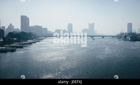 Das Qasr al-Nil Bridge und die Skyline von Kairo betrachtet aus Insel Gezira, Ägypten. Stockfoto