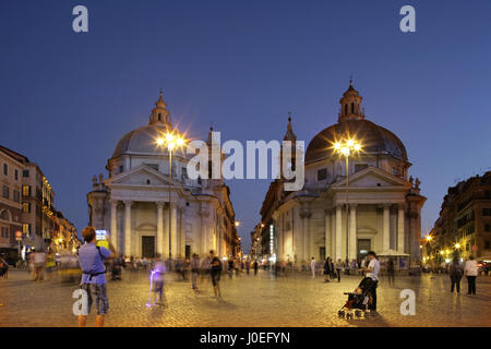 Piazza del Popolo, Rom, Italien, mit der Santa Maria in Montesanto (l) und die Chiesa di Santa Maria Miracoli (R). Stockfoto