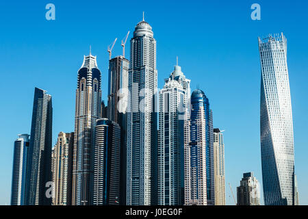 Wolkenkratzer in Dubai. Dubai liegt an der südöstlichen Küste des Persischen Golfs und die bevölkerungsreichste Stadt und Emirat in den Vereinigten Arabischen Emiraten. D Stockfoto