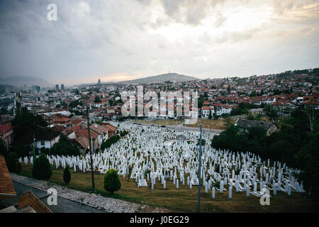 Die Märtyrer Gedenkfriedhof Kovači in Sarajevo, Bosnien. Stockfoto