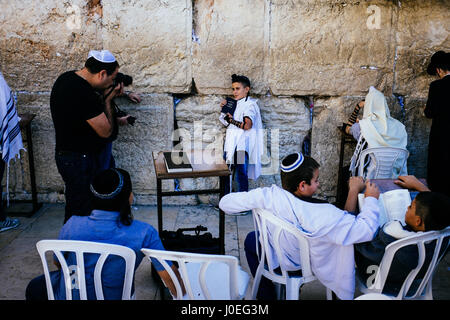 Juden in allen Altersgruppen Pilgern an der Klagemauer in Jerusalem. Hier fotografiert ein stolzer Vater seinen Sohn vor der Wand. Stockfoto