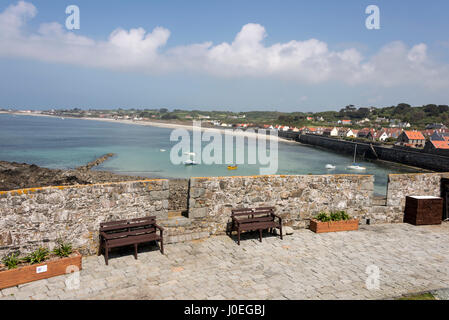 Die Zinnen im Fort Grey, eine Runde Burg mit Blick auf Rocquaine Bay an der Westküste von der Kanalinsel Guernsey, Großbritannien Fort Grey ist co Stockfoto