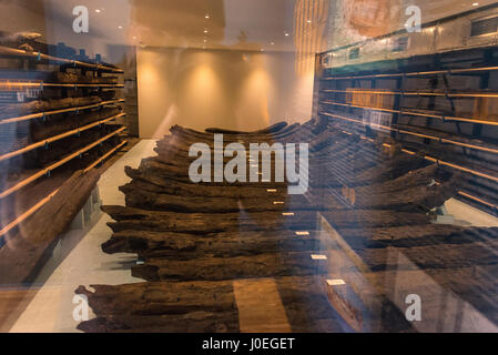 Teil des Rumpfes Eichenholz von einem römischen Frachtschiff auf dem Display an der Guernsey römische Schiffsmuseum Rocquaine Bay auf der West Küste von Guernsey in th Stockfoto