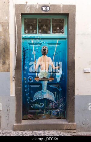 Ein Gemälde von einer Meerjungfrau auf einer Schaukel in Funchal; Teil einer Reihe von lackierten Türen von der "Kunst der offenen Türen" Projekt, Funchal, Madeira Stockfoto