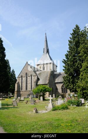 St Helens Kirche, Wheathampstead, Hertfordshire, steht in der Mitte des Dorfes in einer ungewöhnlich großen Friedhof. Stockfoto