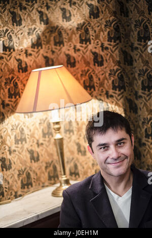 Porträt von Laurent Binet (Prix Interallie 2015) im Restaurant Lasserre 11.12.2015 © MOLLONA/Opale Stockfoto