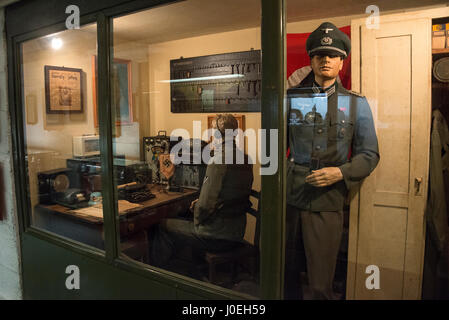 WW11 deutsche Radiosender auf dem Display an der La Valette unterirdischen Militärmuseum in St. Peter Port auf Guernsey auf den Kanalinseln, Großbritannien.   Die Stockfoto