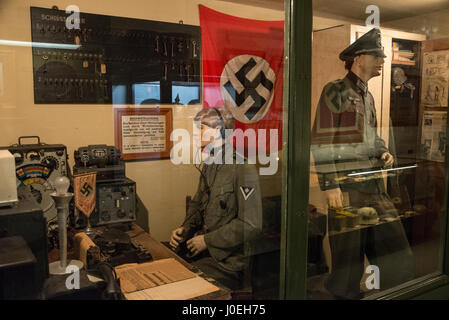 WW11 deutsche Radiosender auf dem Display an der La Valette unterirdischen Militärmuseum in St. Peter Port auf Guernsey auf den Kanalinseln, Großbritannien.   Die Stockfoto