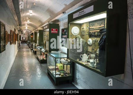 Ein Tunnel der angezeigten Exponate auf der La Valette unterirdischen Militärmuseum in St. Peter Port auf Guernsey auf den Kanalinseln, Großbritannien.   Das museu Stockfoto