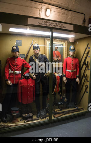 Ein Schaufenster der viktorianischen Periode Kanalinseln Miliz bei der La Valette unterirdischen Militärmuseum in St. Peter Port auf Guernsey in der Cha Stockfoto