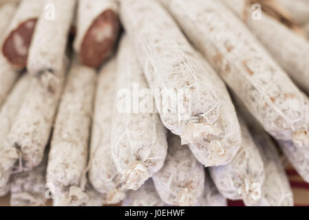 Salami ganze und geschnittene Heap Markt Regal, selektiven Fokus Stockfoto