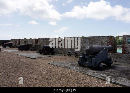 Eine Linie des frühen 19. Jahrhunderts Kanonen auf Chamberlains montieren, eine Mitte des 16. Jahrhunderts Artillerieplattform am Castle Cornet in St. Peter Port auf Guernsey, Stockfoto