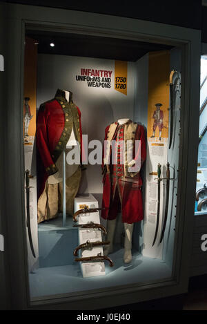 Uniformen und Waffen auf dem Display an das Royal Guernsey Miliz Regimental Museum, eines der 5 kleine Museen im Castle Cornet in St. Peter Port in Guer Stockfoto