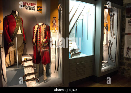 Uniformen und Waffen auf dem Display an das Royal Guernsey Miliz Regimental Museum, eines der 5 kleine Museen im Castle Cornet in St. Peter Port in Guer Stockfoto