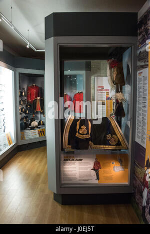 Uniformen im Royal Guernsey Miliz Regimental Museum, eines der 5 kleine Museen im Castle Cornet in St. Peter Port auf Guernsey, Channe Stockfoto