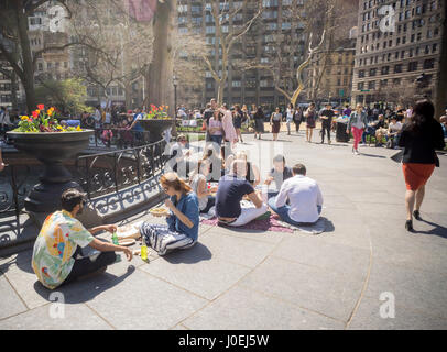 Büroangestellte auf ihre Mittagspausen nutzen das warme Frühlingswetter im Madison Square Park in New York auf Dienstag, 11. April 2017. Die Temperaturen steigen in der oberen 70er Jahre, eine willkommene Abwechslung vom Winter. (© Richard B. Levine) Stockfoto