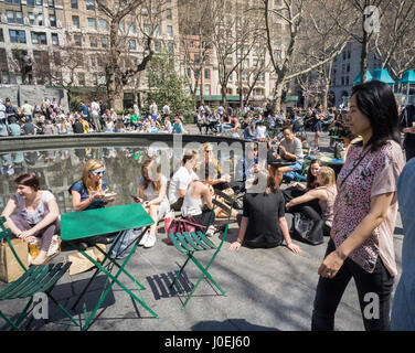 Büroangestellte auf ihre Mittagspausen nutzen das warme Frühlingswetter im Madison Square Park in New York auf Dienstag, 11. April 2017. Die Temperaturen steigen in der oberen 70er Jahre, eine willkommene Abwechslung vom Winter. (© Richard B. Levine) Stockfoto