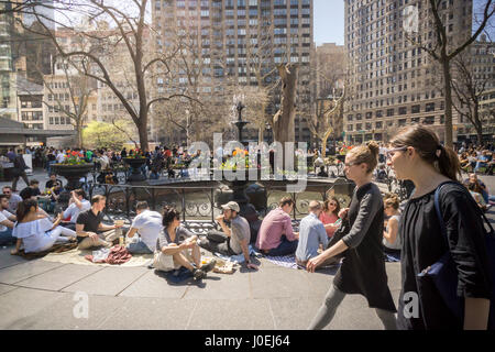 Büroangestellte auf ihre Mittagspausen nutzen das warme Frühlingswetter im Madison Square Park in New York auf Dienstag, 11. April 2017. Die Temperaturen steigen in der oberen 70er Jahre, eine willkommene Abwechslung vom Winter. (© Richard B. Levine) Stockfoto