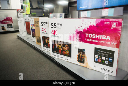 Boxen von Toshiba Marke Flachbild-Fernsehern in einem Best Buy speichern in New York auf Dienstag, 11. April 2017. Toshiba hat angekündigt, dass Verluste im Zusammenhang mit der Kernenergie Tochtergesellschaft Westinghouse Electric, möglicherweise so groß wie die Fortsetzung die Gesellschaft zu verhindern. (© Richard B. Levine) Stockfoto